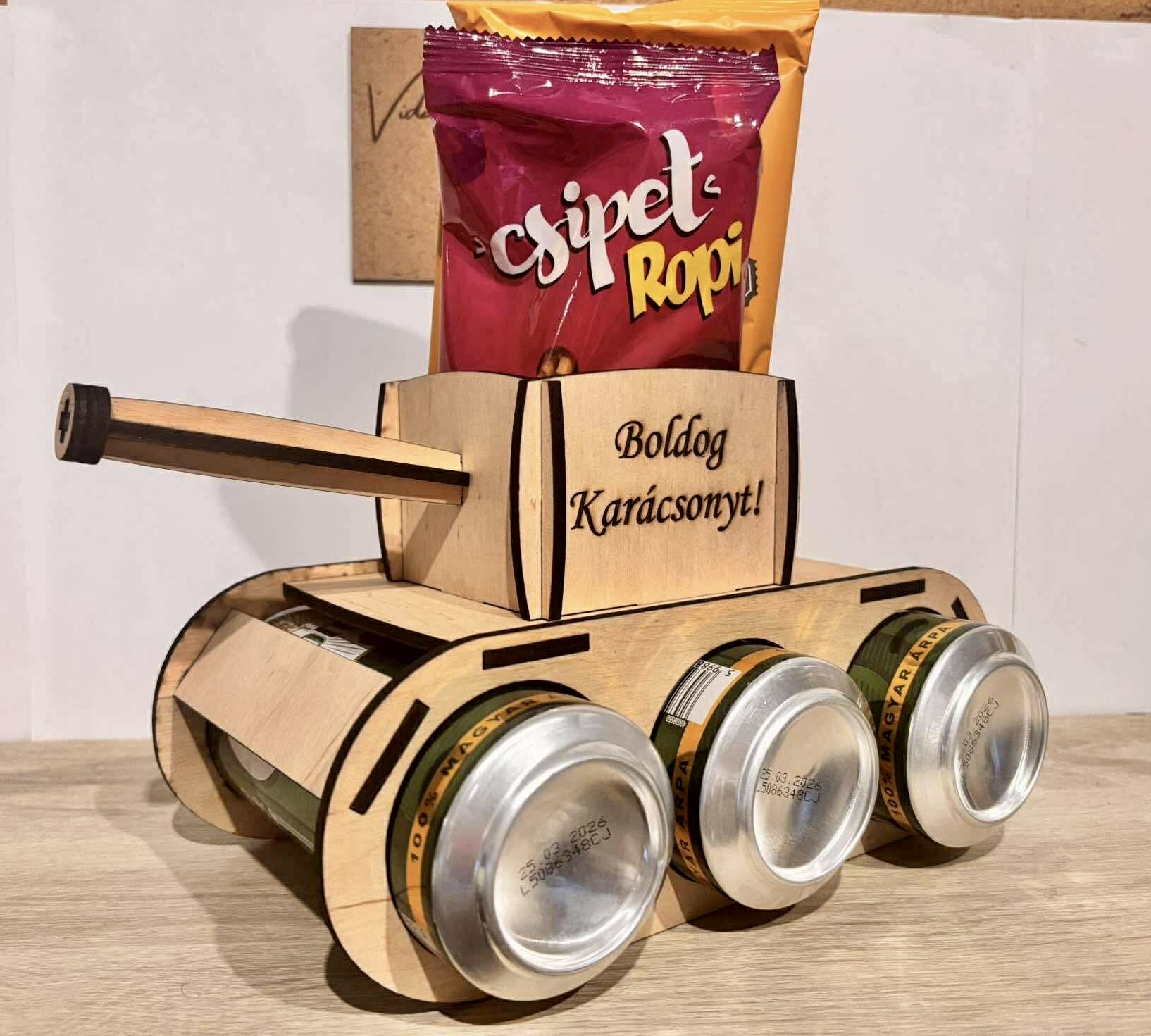 Fa sörös tank ajándéktartó