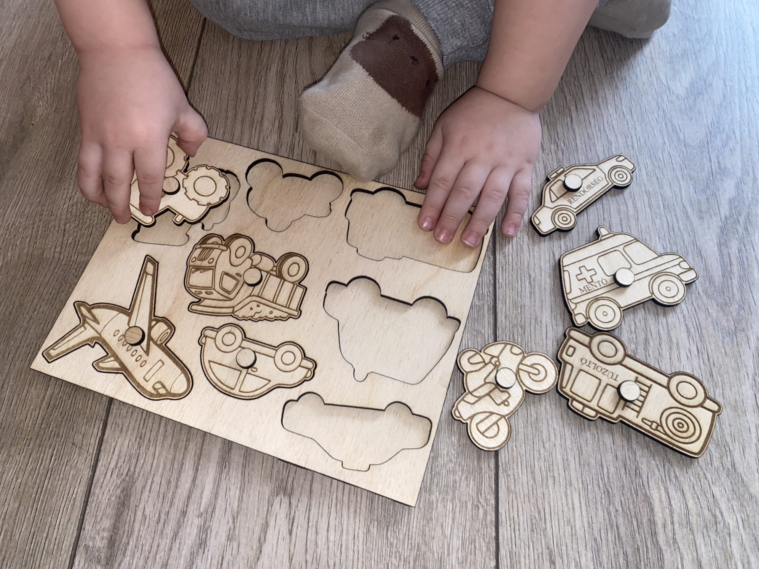 Fa járműves formaillesztő puzzle – 20×15 cm - Image 4