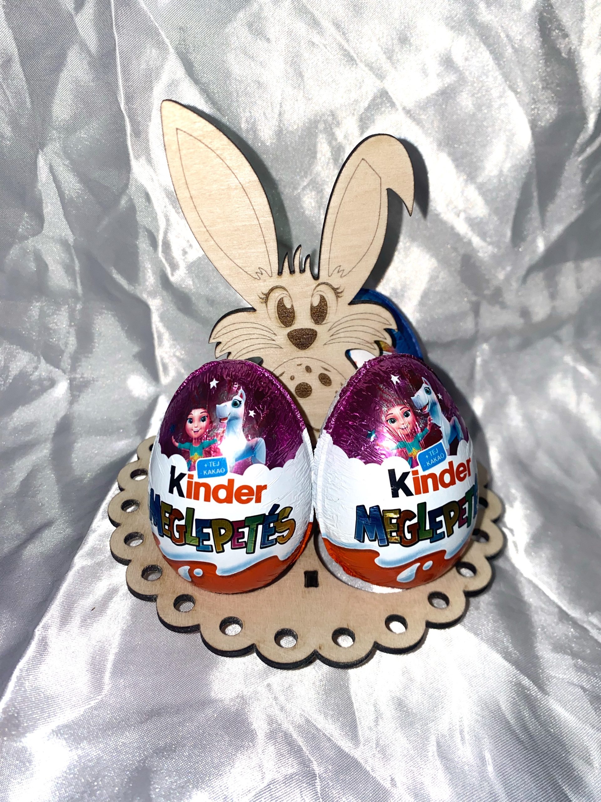 Kis méretű fa húsvéti nyuszi Kinder tojás tartó – 4 tojásos