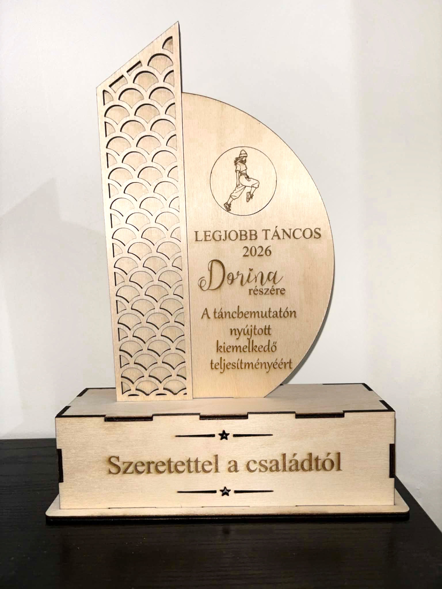 Egyedi gravírozott fa elismerés / óriási emlékplakett ,díj , trófea.
