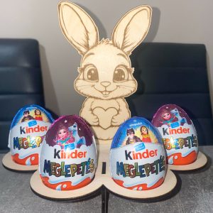 Fa húsvéti nyuszi Kinder tojás tartó – szívecskés